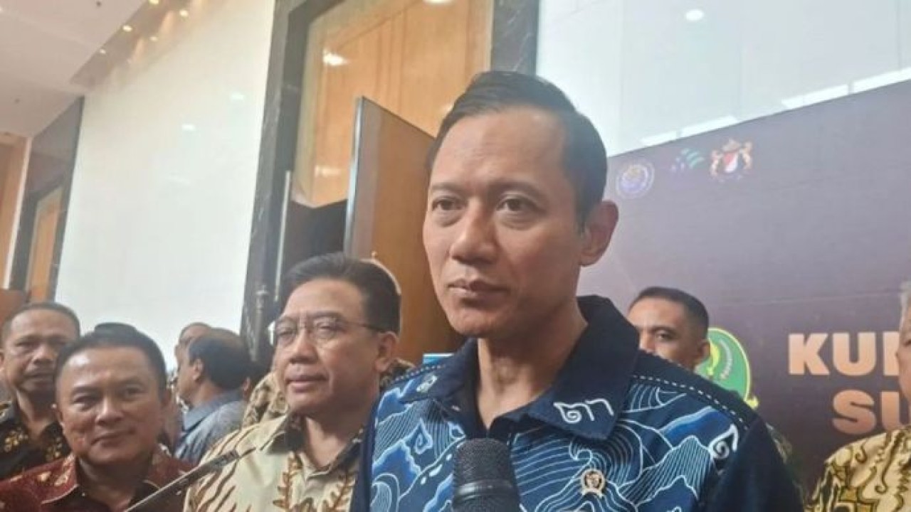 Menteri Koordinator Bidang Infrastruktur dan Pembangunan Kewilayahan (Menko Infra) Agus Harimurti Yudhoyono (AHY) menyampaikan keterangan kepada wartawan di Jakarta. (Antara)