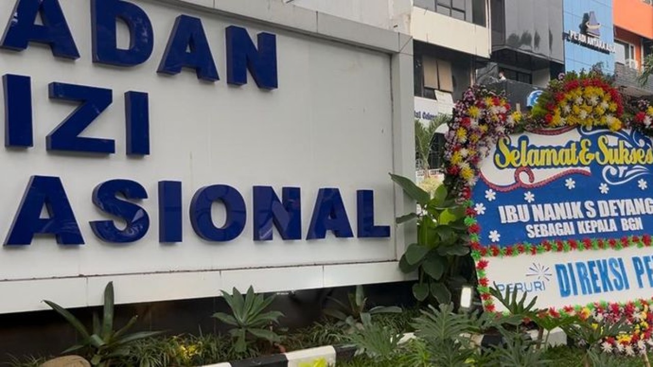 Karangan bunga di depan kantor BGN (Ntvnews.id/Adiansyah)