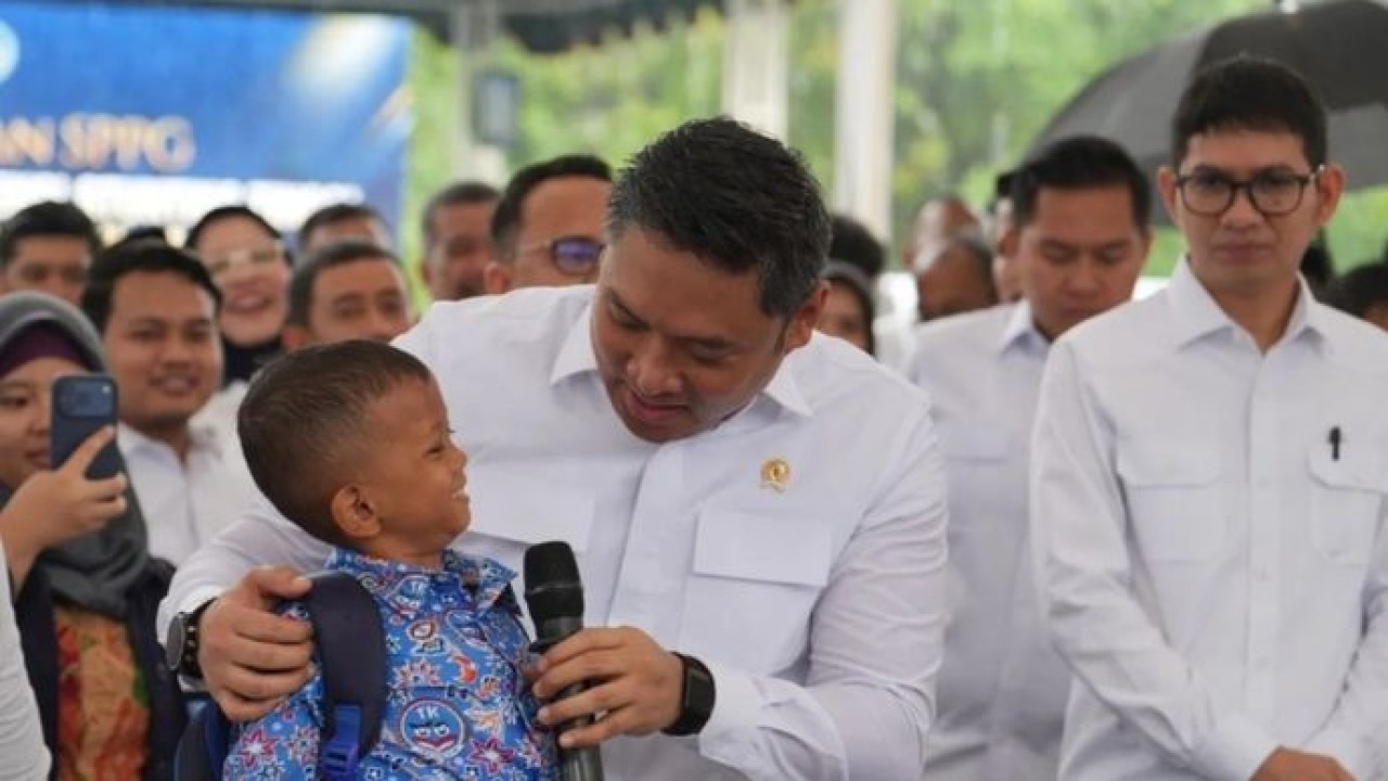 Kepala BGN Sudaryono (memegang mikrofon) berbincang dengan seorang siswa pada pembukaan secara serentak 980 SPPG di wilayah 3T dan stunting tinggi di Aceh Besar pada Rabu, 14 Oktober 2026. (Antara)