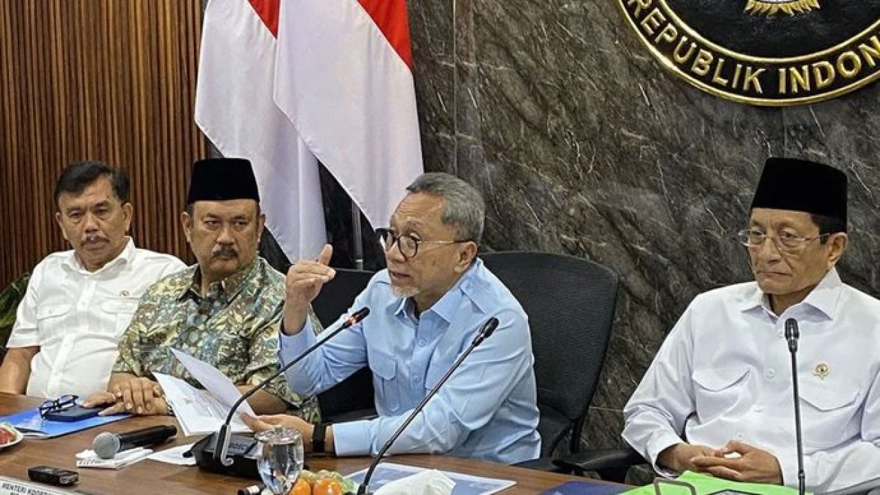 Menteri Koordinator Bidang Pangan Zulkifli Hasan (tengah) memberikan keterangan seusai rapat koordinasi MBG di Jakarta, Senin (19/10/2026). (Antara)