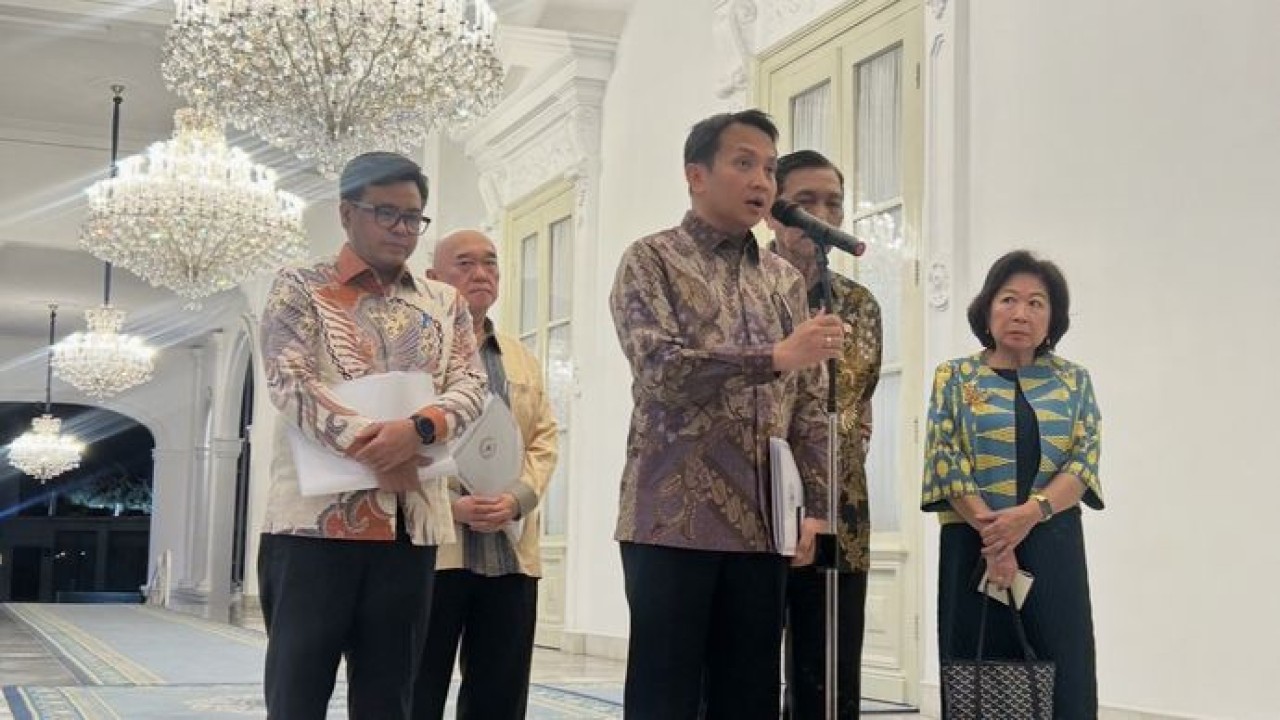 Prabowo Subianto menerima laporan Dewan Ekonomi Nasional (DEN) dalam pertemuan di Istana Merdeka, Jakarta, pada Selasa, 20 Oktober 2026 (NTVnews)