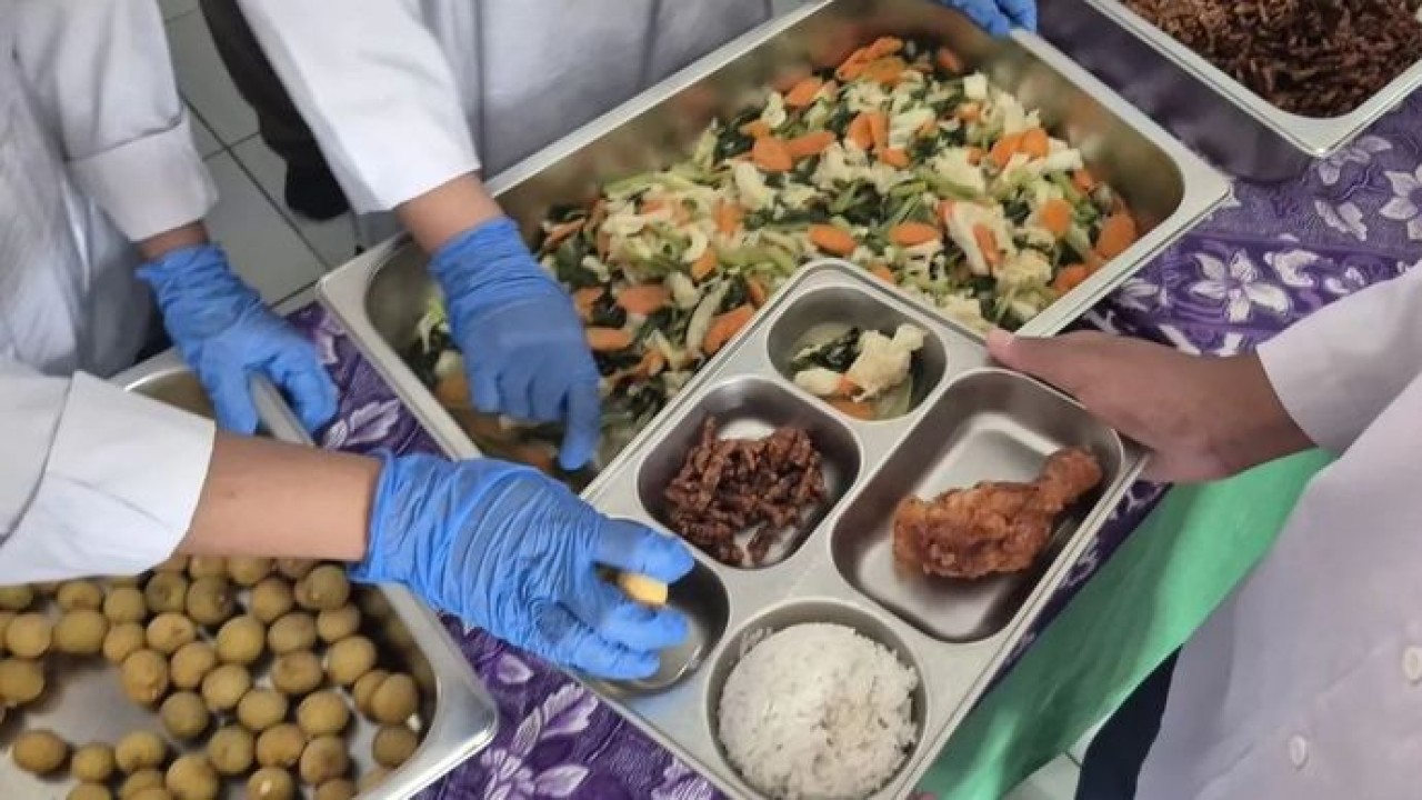 Arsip - Sejumlah siswa saat menerima menu Makan Bergizi Gratis (MBG) dengan sistem uji coba prasmanan di MTS Muhammadiyah Tanjungsari, Kabupaten Sumedang, Jawa Barat, pada Senin (12/10/2026 (Antara)