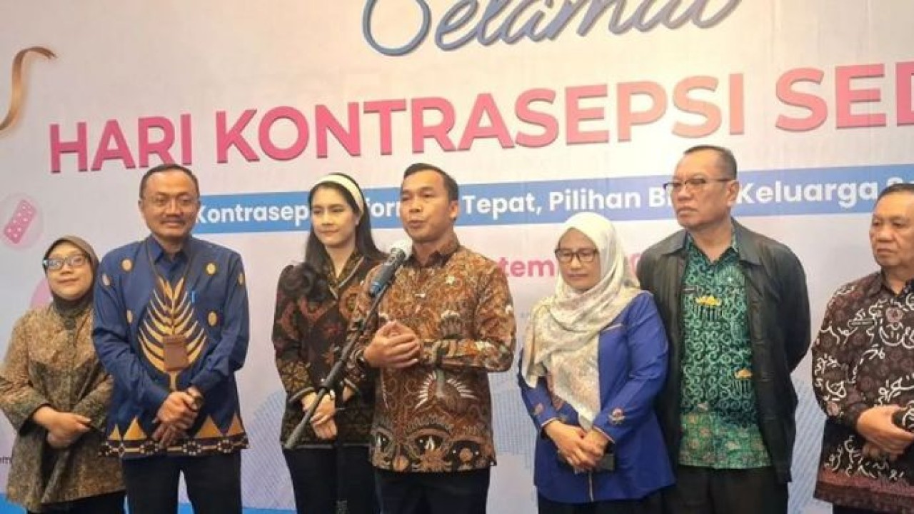 Mendukbangga/Kepala BKKBN Wihaji (empat dari kiri) dalam peringatan puncak Hari Kontrasepsi Sedunia di Jakarta pada Rabu (7/10/2026) (Antara)
