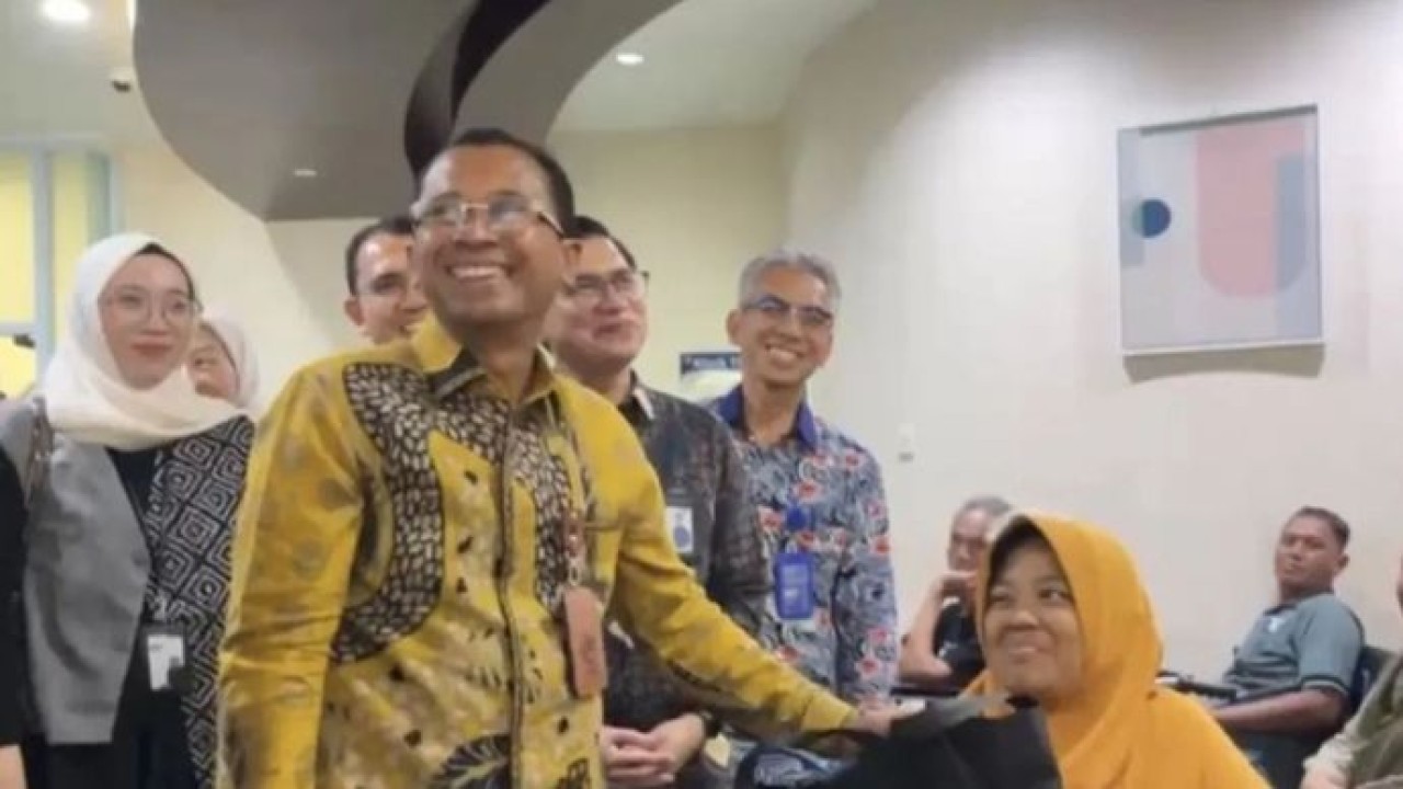 Direktur Utama BPJS Kesehatan Prihati Pujowaskito berbincang dengan salah satu pasien peserta JKN di RSBP Batam, Kepri, Jumat (28/8/2026). (Antara)