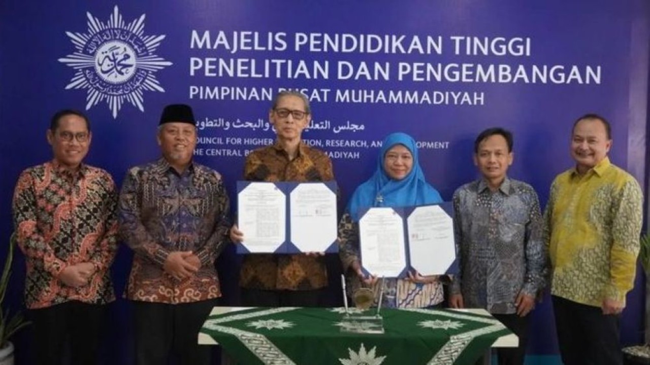 Penandatanganan Nota Kesepahaman dan Perjanjian Kerja sama tentang Penyelenggaraan Caturdarma Perguruan Tinggi dan Optimalisasi Program JKN antara BPJS Kesehatan dan PP Muhammadiyah di Yogyakarta, Kamis, 15 Oktober 2026. (Foto: Antara)