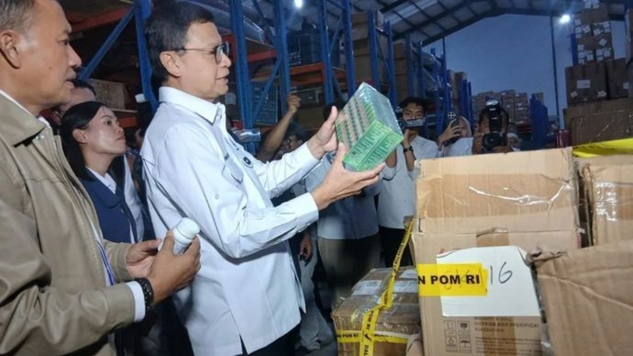 Kepala BPOM Taruna Ikrar menunjukkan barang bukti hasil pengungkapan peredaran kosmetik dan suplemen kesehatan tanpa izin edar di Kompleks Pergudangan Laksana Business Park, Pakuhaji, Kabupaten Tangerang, Banten, Rabu, 30 September 2026. (Antara)