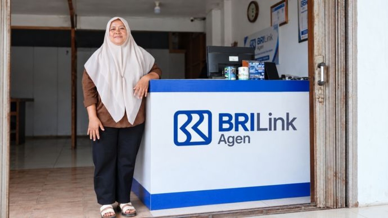 Bangun kepercayaan dari warung sederhana, BRILink Agen Erni permudah akses keuangan warga hingga layani 6.000 transaksi per bulan. (BRI)