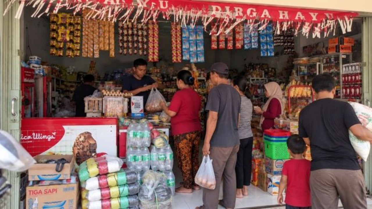 Suasana aktivitas jual beli di toko grosir sembako milik Fitriani di Desa Gerning, Kabupaten Pesawaran, Lampung. (Foto: Dok/Istimewa/BRI)