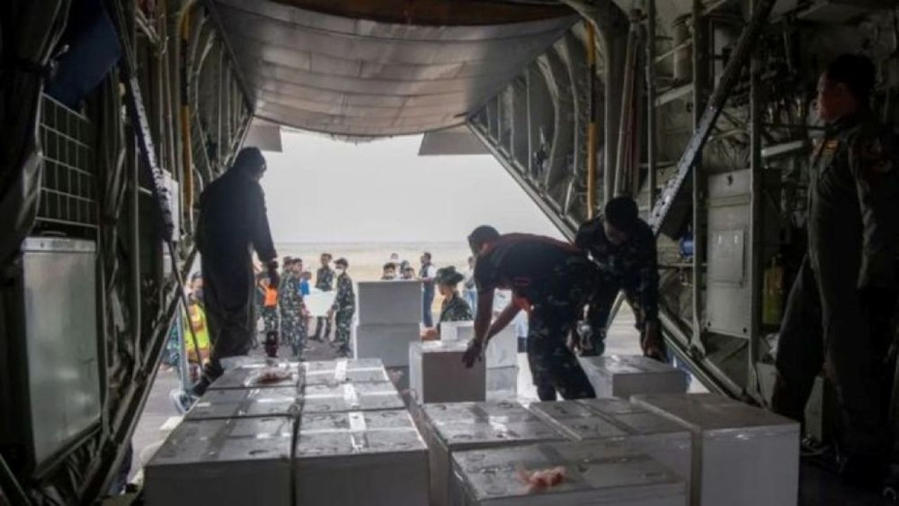 Arsip - Prajurit TNI AU menurunkan boks berisi es kering sebagai bahan semai untuk Operasi Modifikasi Cuaca (OMC) dari dalam pesawat C-130J-30 Super Hercules A-1339 di Apron Alfa Lanud Sri Mulyono Herlambang (SMH), Palembang, Sumatera Selatan, Rabu (21/10/2026). (Foto: Antara)
