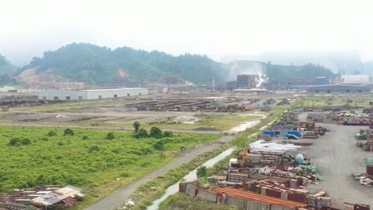 Kenampakan kawasan PT Indonesia Weda Bay Industrial Park (IWIP) di Halmahera Tengah, Maluku Utara. Kawasan industri ini menjadi salah satu pusat strategis pembentukan ekosistem hilirisasi nikel dan rantai pasok global baterai kendaraan listrik di Indonesia.