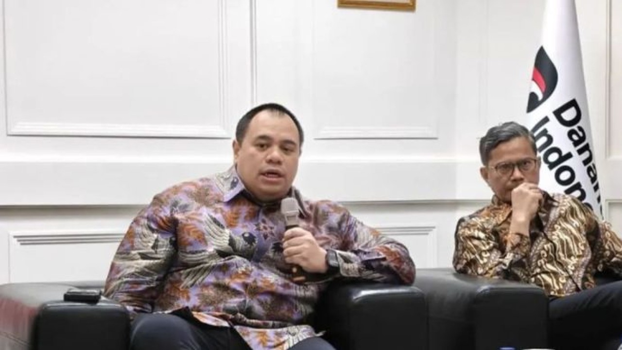 Chief Investment Officer (CIO) Danantara Indonesia, Pandu Patria Sjahrir (kiri) bersama Managing Director Global Relations & Communications Danantara Indonesia, Pahala Mansury dalam Danantara Coffee Morning Session di Wisma Danantara, Jakarta, Kamis (22/10/2026) (Antara)
