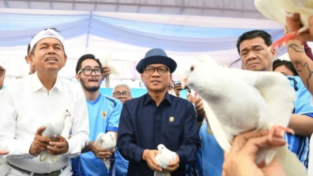 Menteri Desa dan Pembangunan Daerah Tertinggal (Mendes PDT) Yandri Susanto menghadiri peluncuran Peringatan Hari Desa Nasional 2027 dan Kick Off Liga Desa 2026–2027 di Lapangan Panglejar Cisomang Barat, Cikalong Wetan, Bandung Barat (Antara)