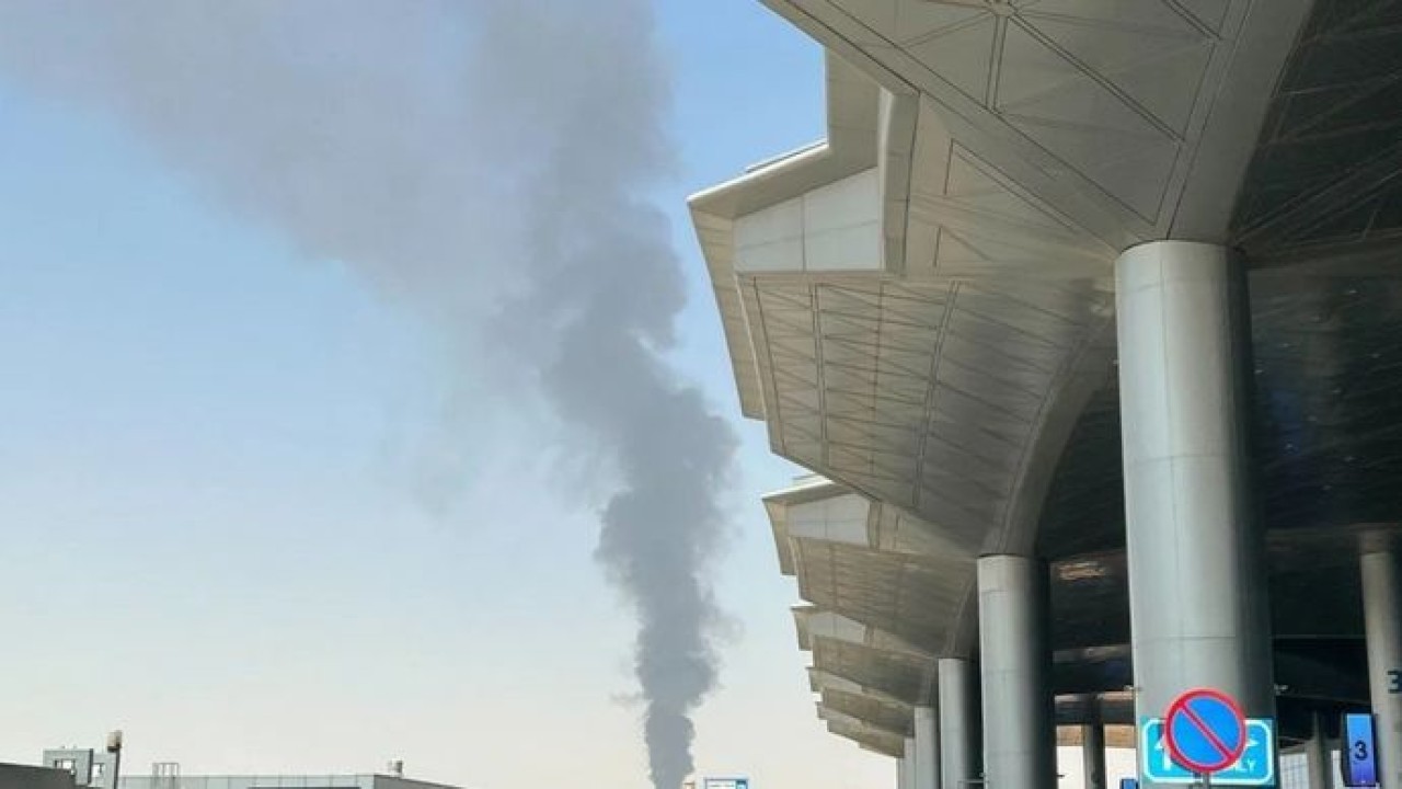 Asap tebal naik di dekat Bandara Internasional King Khalid di timur laut Riyadh, Arab Saudi (Antara)
