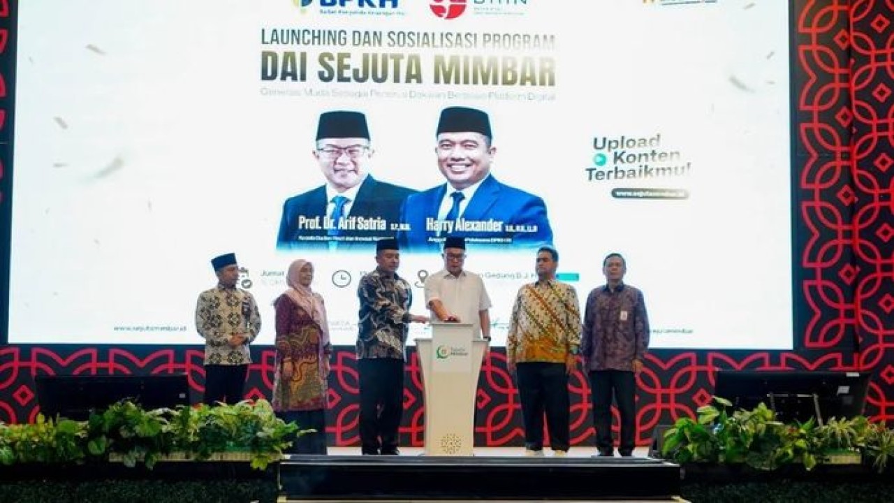 Anggota Badan Pelaksana BPKH Harry Alexander bersama Kepala BRIN Arif Satria meluncurkan program Dai Sejuta Mimbar di Gedung BRIN, Jakarta, Jumat, 16 Oktober 2026 (Antara)