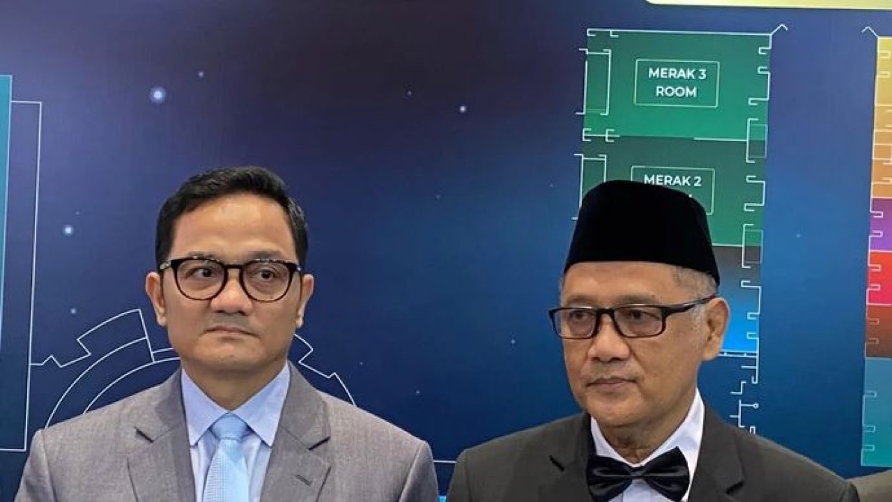 Menteri Haji dan Umrah Mochamad Irfan Yusuf (kanan) dan Kepala Badan Pelaksana BPKH Fadlul Imansyah (kiri) saat konferensi pers gelaran 8th International Hajj Fund Forum di JICC, Jakarta, Kamis, 15 Oktober 2026. (Antara)
