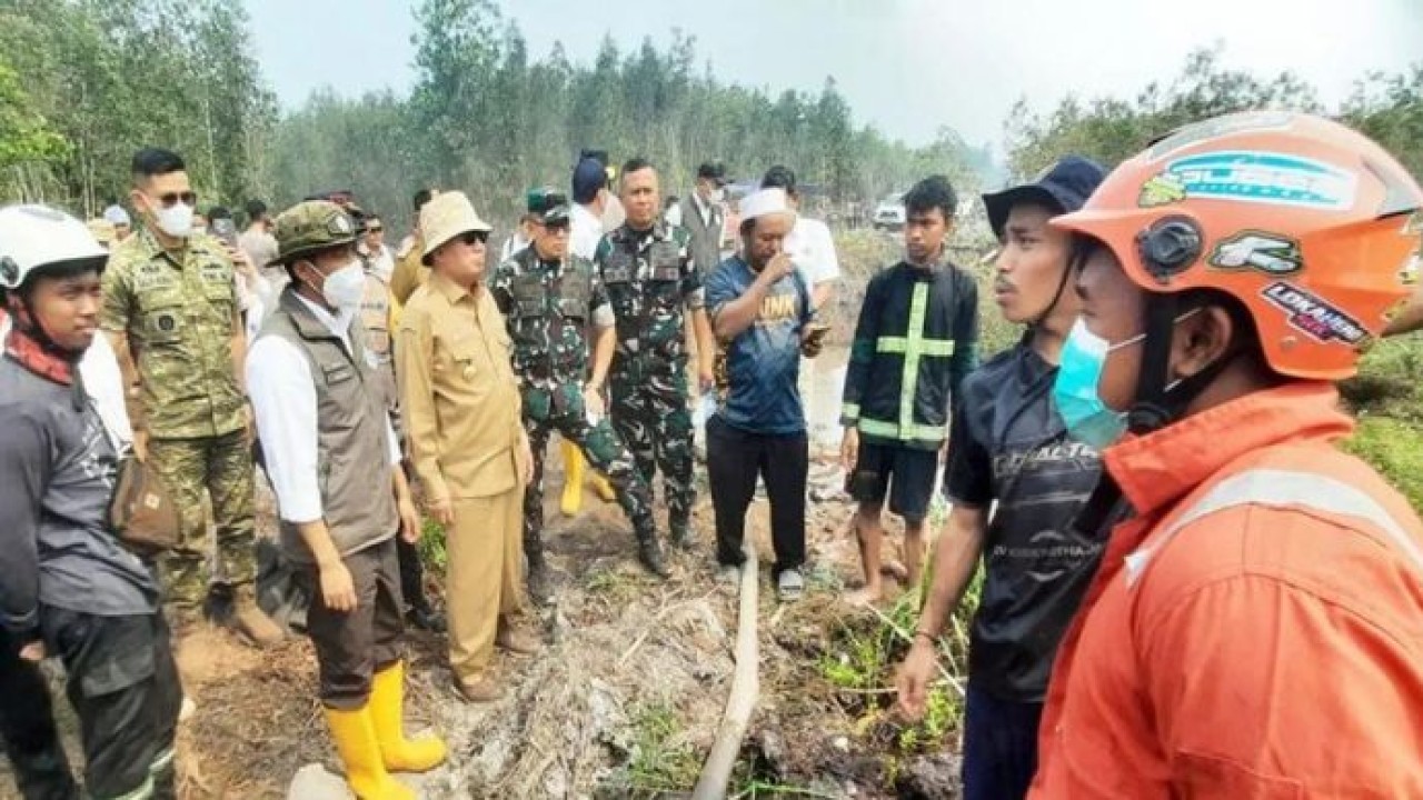 Menteri Kehutanan Raja Juli Antoni menemui petugas dan relawan saat meninjau penanggulangan karhutla di Hutan Lindung Liang Anggang Banjarbaru (Antara)
