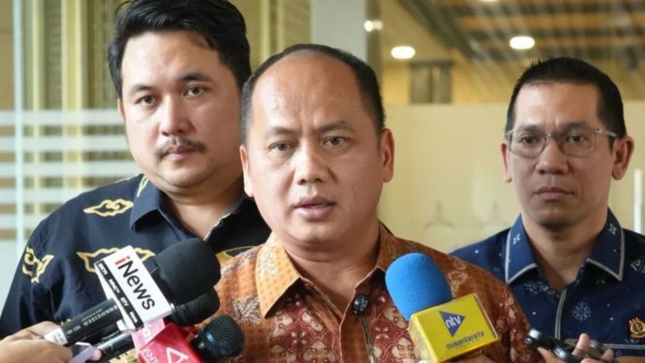 Kepala Pusat Penerangan Hukum (Kapuspenkum) Kejagung Anang Supriatna (tengah) memberikan keterangan pers di Gedung Utama Kejaksaan Agung, Jakarta, Jumat (2/10/2026). (Antara)