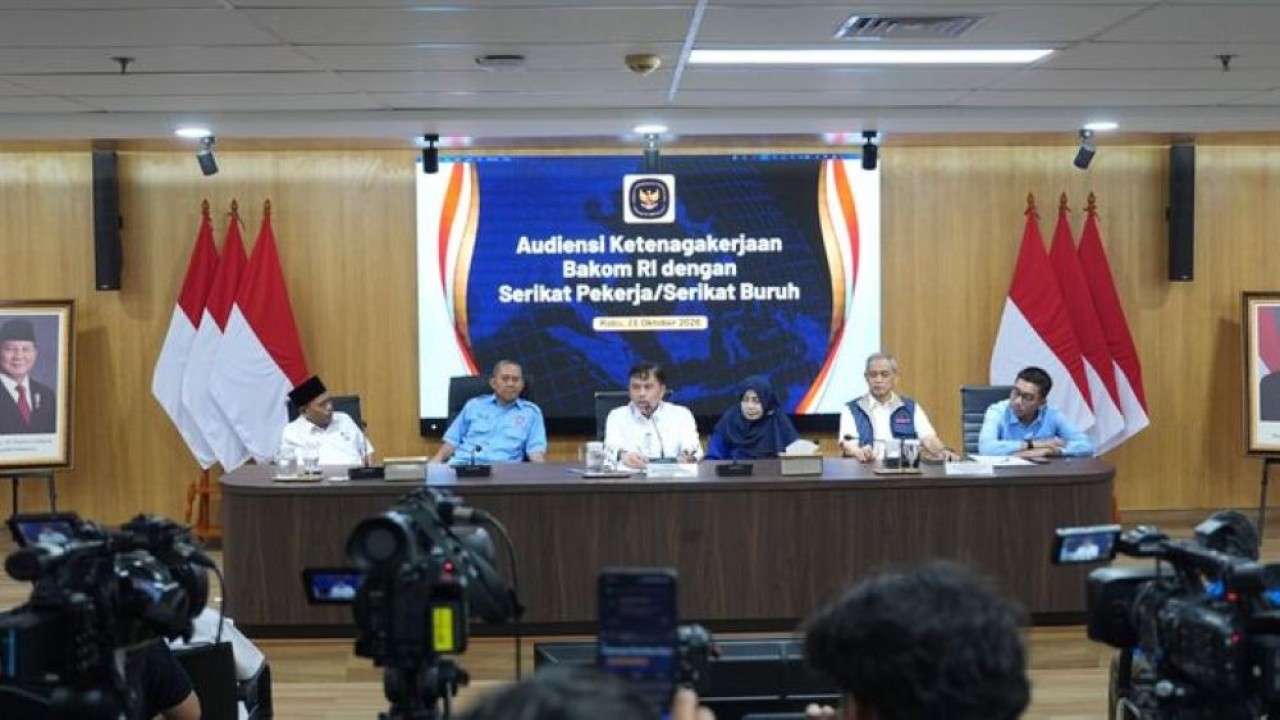 Suasana saat perwakilan serikat buruh memberikan pemaparan dan menyampaikan tuntutan ketenagakerjaan dalam forum audiensi bersama Badan Komunikasi Pemerintah (Bakom) RI. (Foto: Dok/Istimewa)