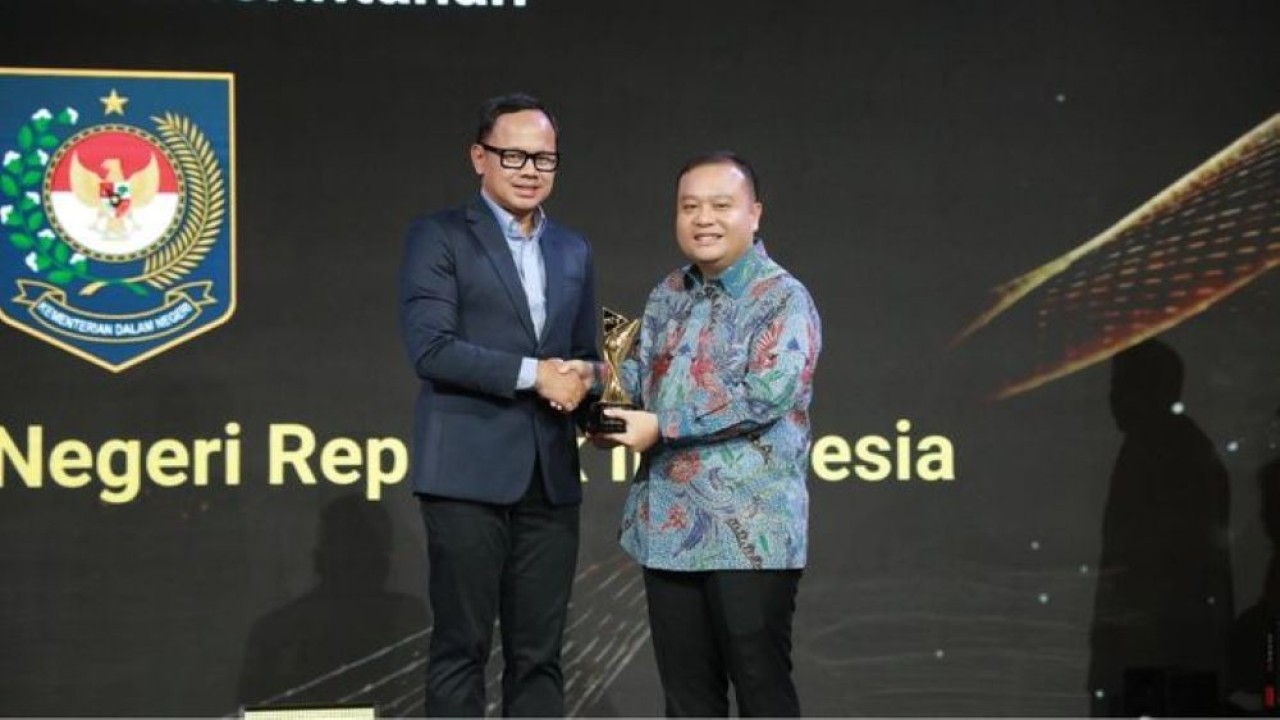 Kemendagri Terima Nusantara Award Kategori Akselerator Ekonomi Daerah dan Benteng Tata Kelola Pemerintahan. (Dokumentasi Nusantara TV)