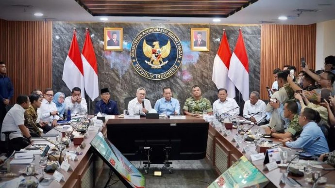 Pemerintah melaksanakan rapat koordinasi terbatas antarkementerian dan lembaga serta BUMN membahas kesiapan operasionalisasi Koperasi Desa/Kelurahan Merah Putih (KDKMP) di Jakarta (Antara)