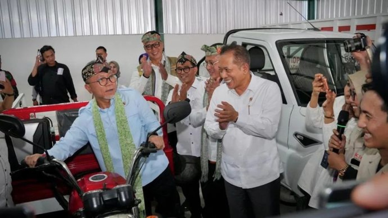 Menteri Koperasi Ferry Juliantono (kanan) dan Menteri Koordinator Bidang Pangan Zulkifli Hasan meninjau kesiapan operasional koperasi di sejumlah titik di Jawa Timur, Kamis, 15 Oktober 2026. (Antara)