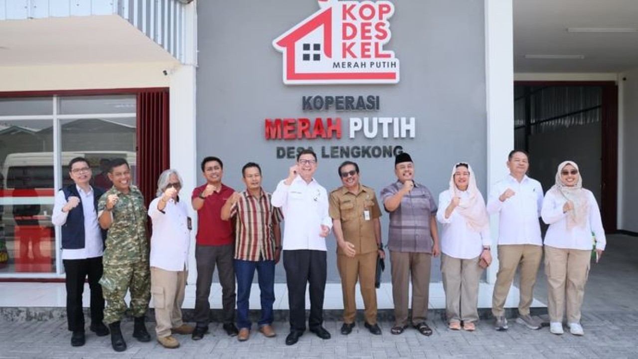 Jajaran pejabat dan pengurus berfoto bersama di depan gedung Koperasi Merah Putih Desa Lengkong sebagai simbol sinergi dan dukungan terhadap penguatan ekonomi kerakyatan