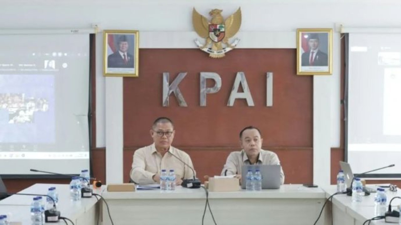 Deputi Promosi dan Kerja Sama Badan Gizi Nasional Mariman Darto (kiri) dan Wakil Ketua KPAI Jasra Putra dalam FGD bertajuk (Antara)