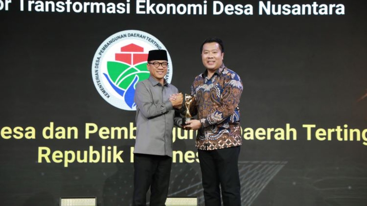 Menteri Desa dan Pembangunan Daerah Tertinggal Yandri Susanto menerima penghargaan Nusantara Award 2026 Katgeori Orkestrator Transformasi Ekonomi Desa Nusantara yang diserahkan Direktur Utama Nusantara TV Randy Tampubolon/Foto: Toga Ibnu Pratama