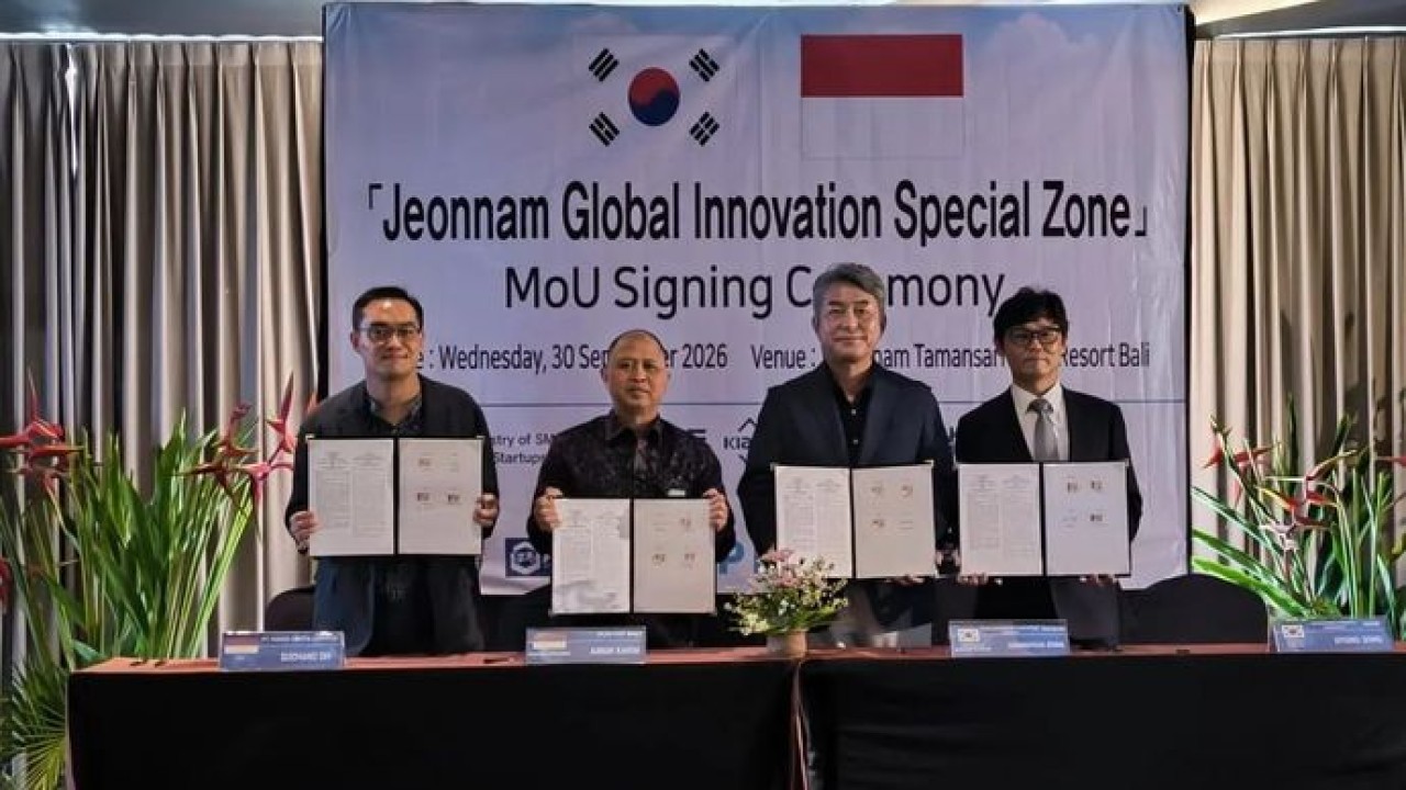 CEO PT INAKO Kreta Udhaya Suchang Oh, General Manager PLN UID Bali Ajrun Karim, Director of Jeonnam Division Korea Automotive Technology Institute (KATECH) Changhyun Jeong, dan Executive Director Korea Smart e-Mobility Association (KEMA) Jiyong Song menunjukkan dokumen Nota Kesepahaman setelah penandatanganan kerja sama pengembangan produk, layanan, dan infrastruktur sistem penukaran baterai untuk kendaraan mobilitas listrik kecil di Kabupaten Klungkung, Bali (Antara)
