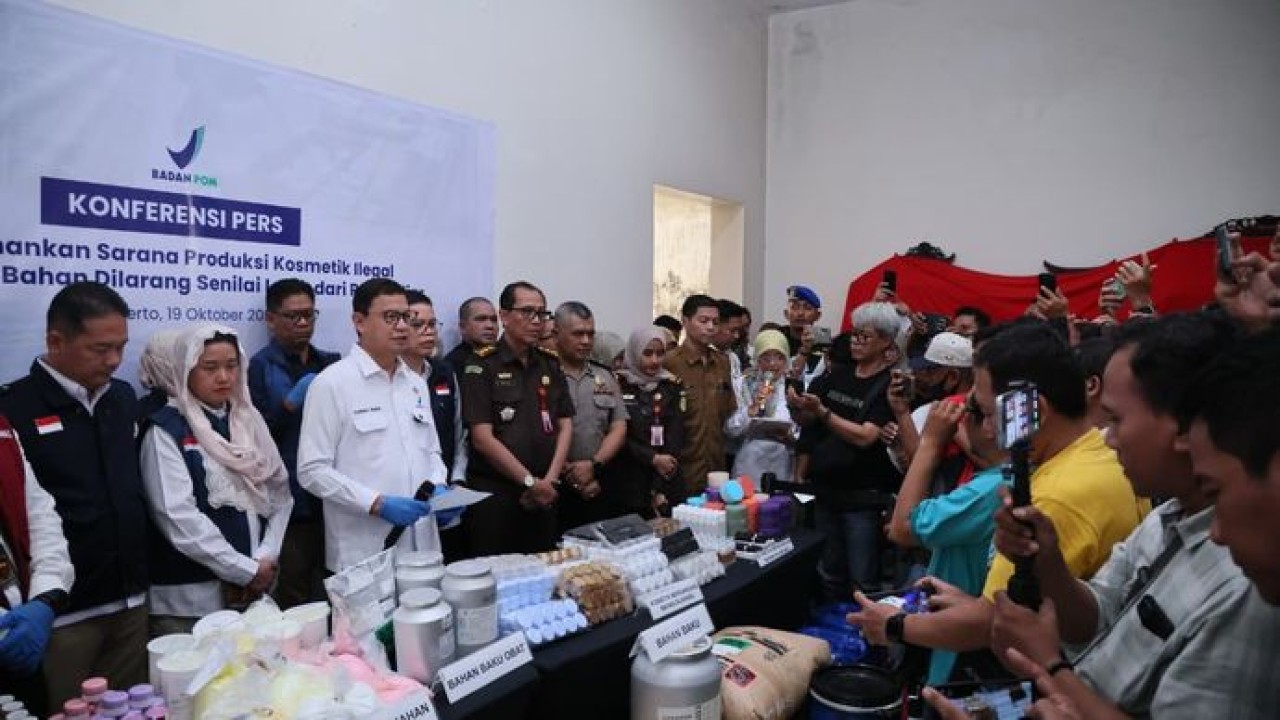 Kepala BPOM Taruna Ikrar didampingi jajaran pimpinan BPOM saat menggelar konferensi pers pengungkapan pabrik kosmetik ilegal bernilai lebih dari Rp16 miliar di Mojokerto.