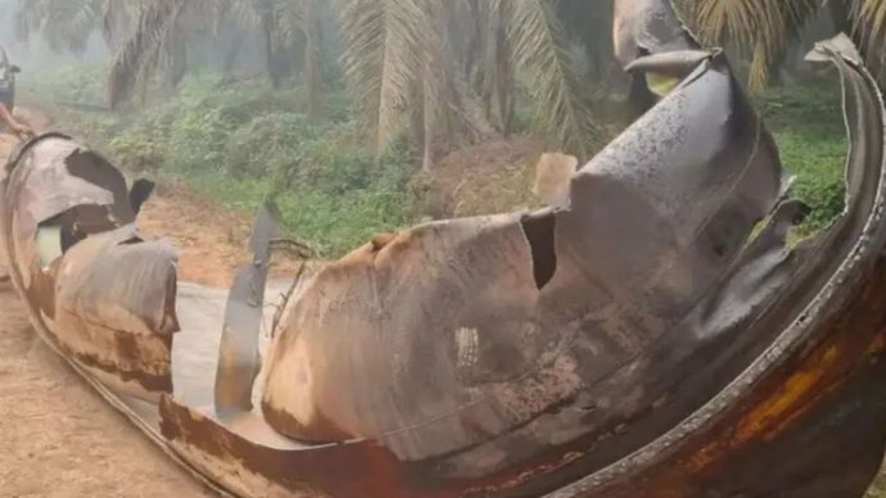 Serpihan benda langit misterius yang jatuh di kawasan perkebunan sawit di wilayah Sampit, Kotawaringin Timur, Kalimantan Tengah (Antara)