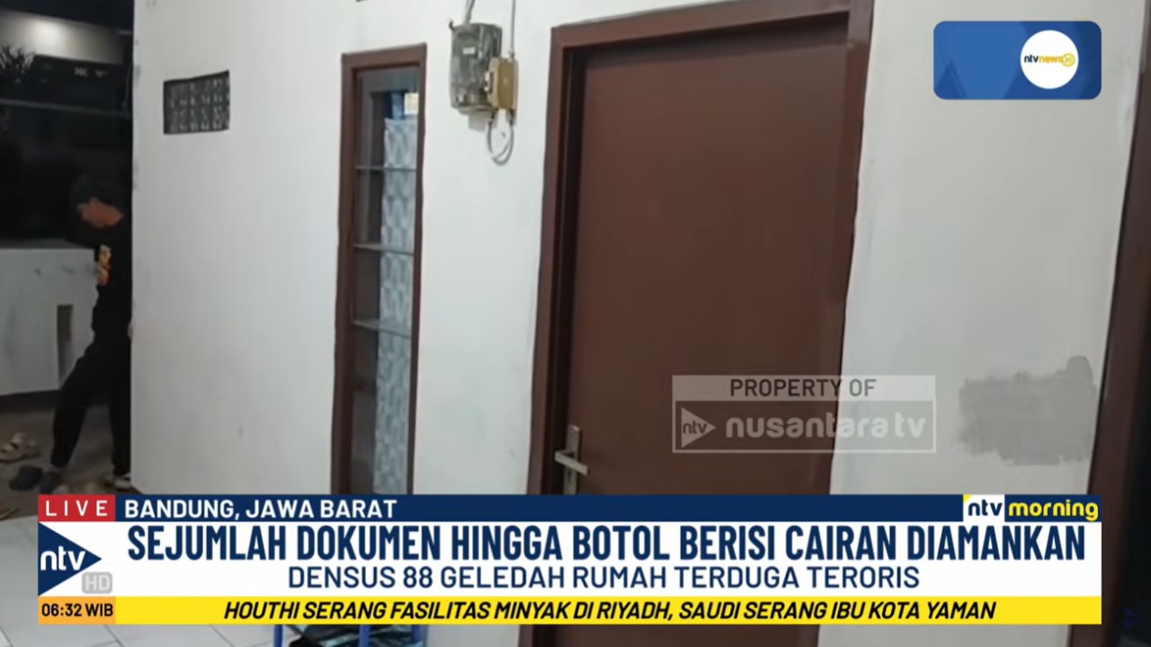 Detasemen Khusus (Densus 88) anti teror yang menggeledah sebuah rumah kontrakan di Kelurahan Antapani Tengah, Kota Bandung, Jawa Barat, pada Jumat, 2 Oktober 2026.