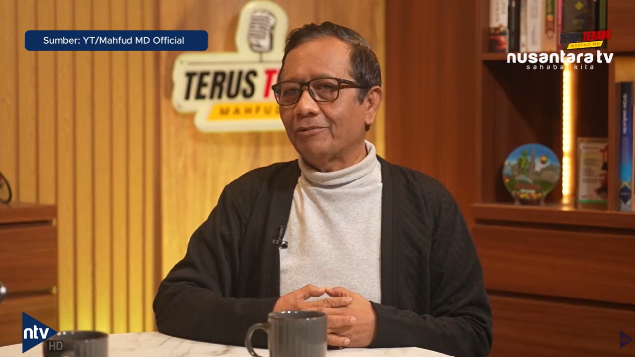 Mantan Menteri Koordinator Politik Hukum dan Keamanan (Menko Polhukam) Mahfud MD sebut Presiden Prabowo Subianto menikmati polemik ijazah Wakil Presiden Gibran Rakabuming Raka.