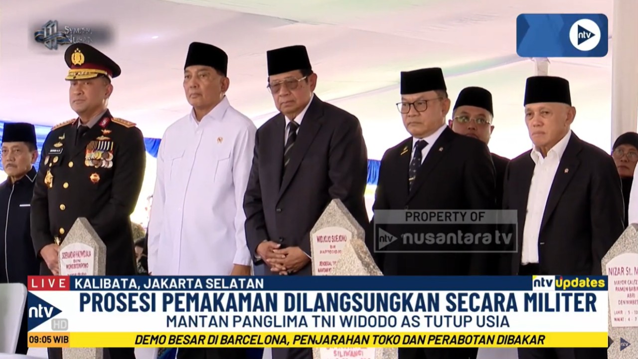 Presiden ke-6 Republik Indonesia Susilo Bambang Yudoyono dan sejumlah pejabat publik hadiri pemakaman Mantan Panglima TNI Widodo AS di Taman Makam Kalibata, Jakarta Selatan