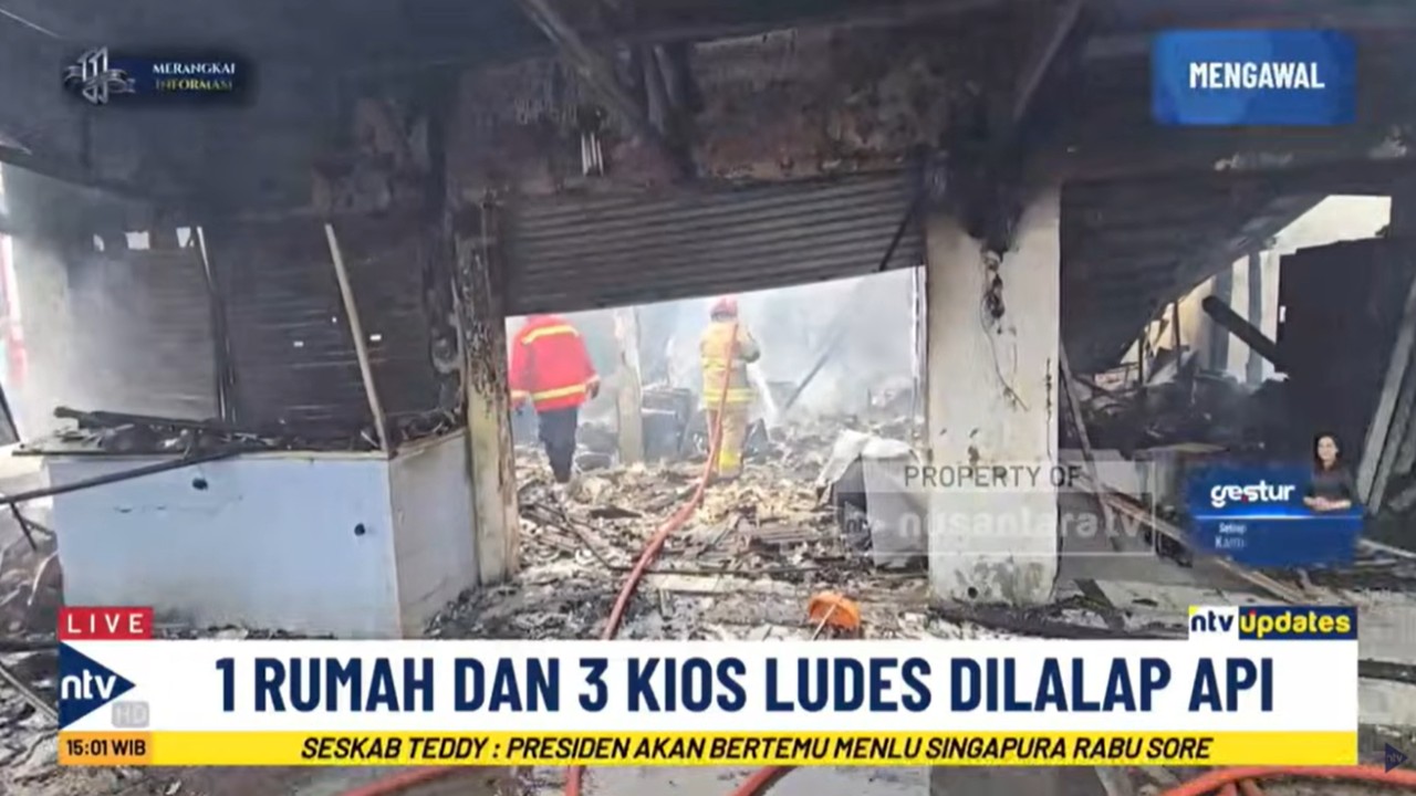 Kebakaran menghanguskan satu rumah dan tiga kios di kawasan Pondok Gede, Kota Bekasi, Jawa Barat.