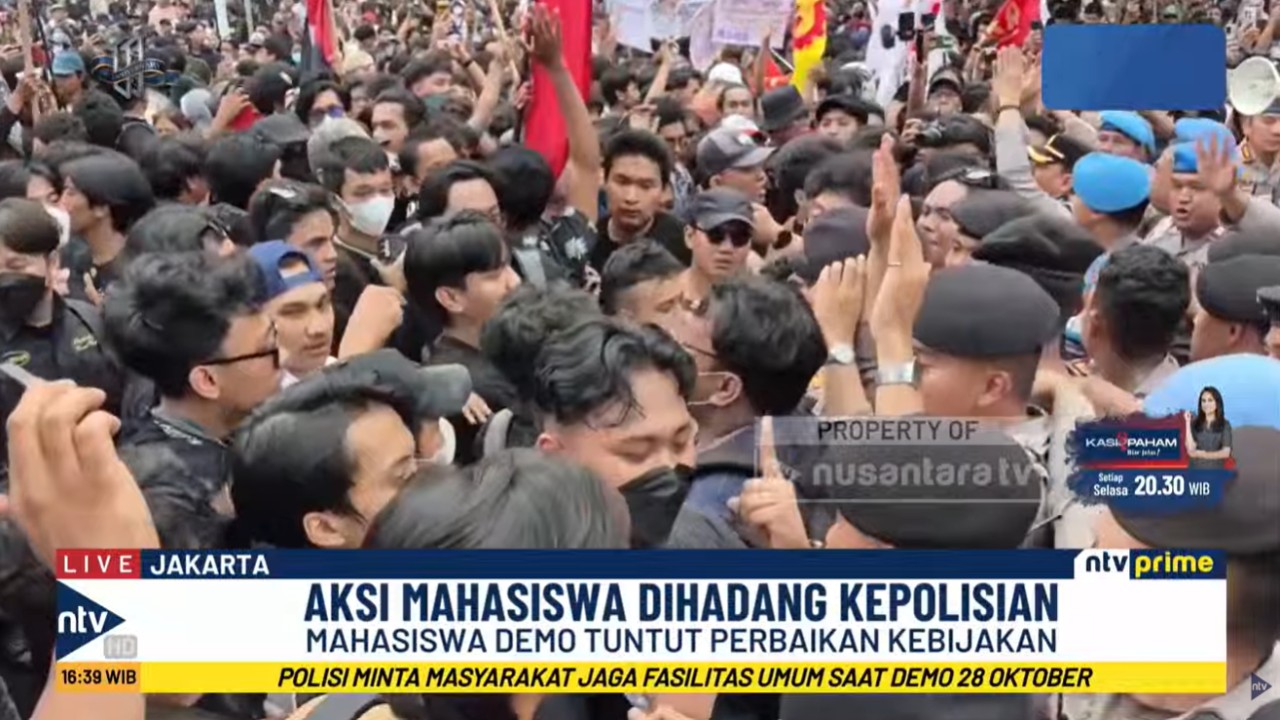 Ratusan mahasiswa dari berbagai kampus terlibat kericuhan dengan pihak kepolisian saat aksinya dihadang di Jalan Jenderal Sudirman, Jakarta Pusat pada Rabu, (28/10/2026).