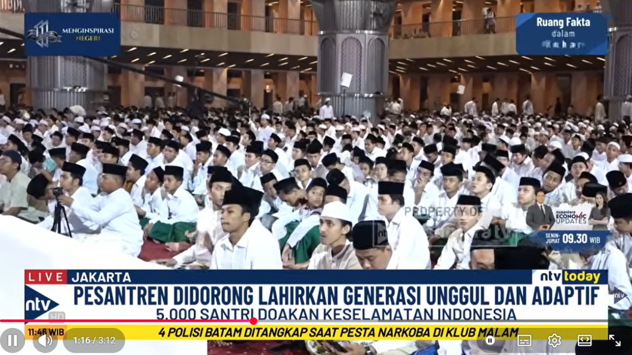 Lebih dari 5.000 santri dari berbagai daerah memanjatkan doa keselamatan dan kemajuan bangsa dalam malam munajat santri untuk negeri menuju Indonesia emas di Masjid Istiqlal, Jakarta Pusat, pada Jumat (30/10/2026).