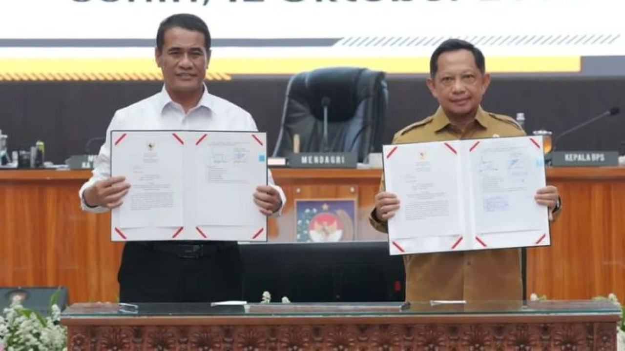 Menteri Dalam Negeri Muhammad Tito Karnavian (kanan) bersama Menteri Pertanian Andi Amran Sulaiman menandatangani Surat Edaran Bersama (SEB) tentang Pengelolaan Sarana Prasarana, serta Ketenagaan Penyuluhan Pertanian dalam rangka Swasembada Pangan Berkelanjutan di Gedung Sasanan Bhakti Praja (SBP), Kantor Kementerian Dalam Negeri, Jakarta, Senin (12/10/2026). (Antara)