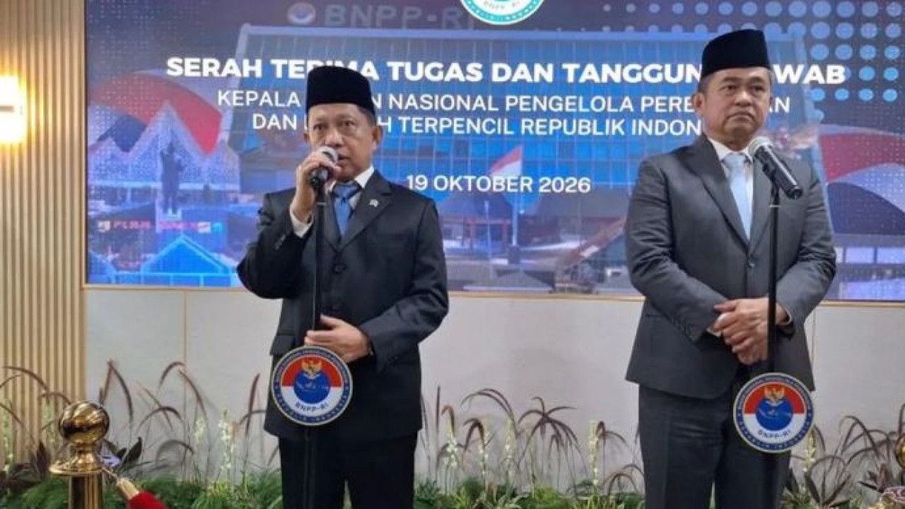 Menteri Dalam Negeri Tito Karnavian (kiri) memberikan keterangan kepada wartawan usai serah terima jabatan Kepala Badan Nasional Pengelola Perbatasan dan Pembangunan Daerah Tertinggal (BNPPDT) kepada kepada Wakil Panglima Tentara Nasional Indonesia Jenderal Maruli Simanjuntak di Kantor BNPP, Jakarta, Senin (19/10/2026). (Antara)