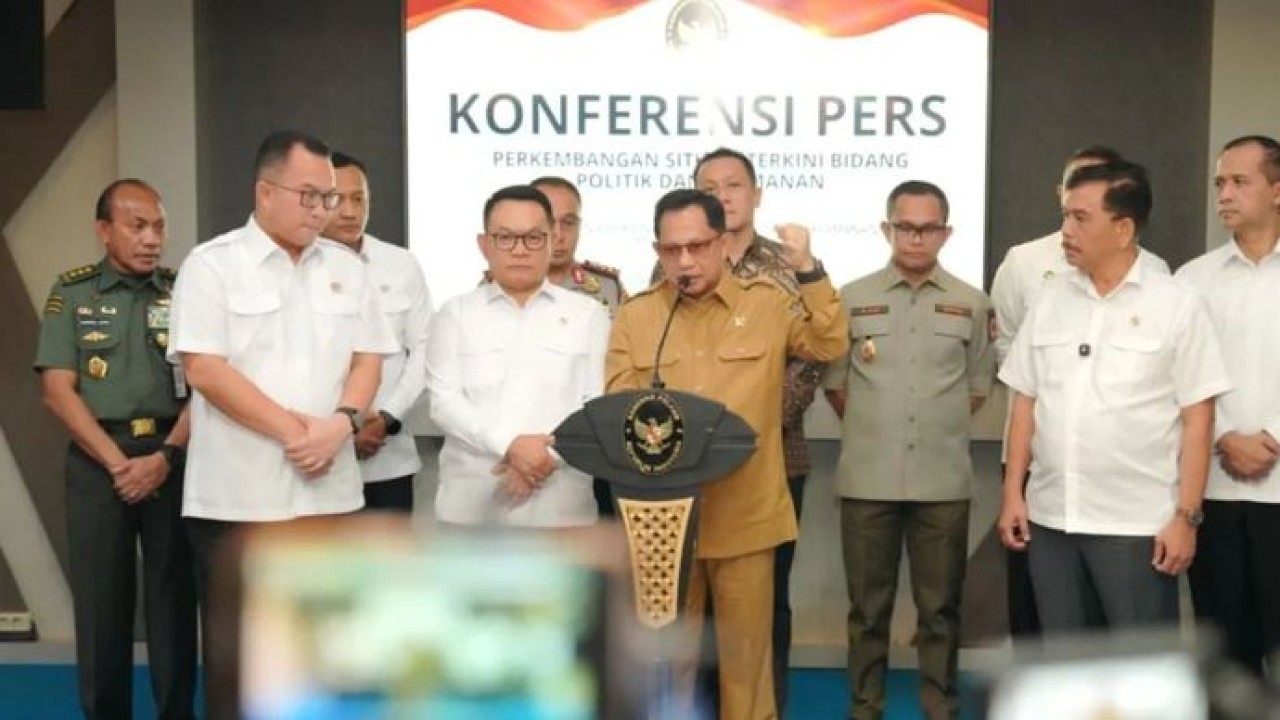 Menteri Dalam Negeri (Mendagri) Muhammad Tito Karnavian (tengah) (Antara)
