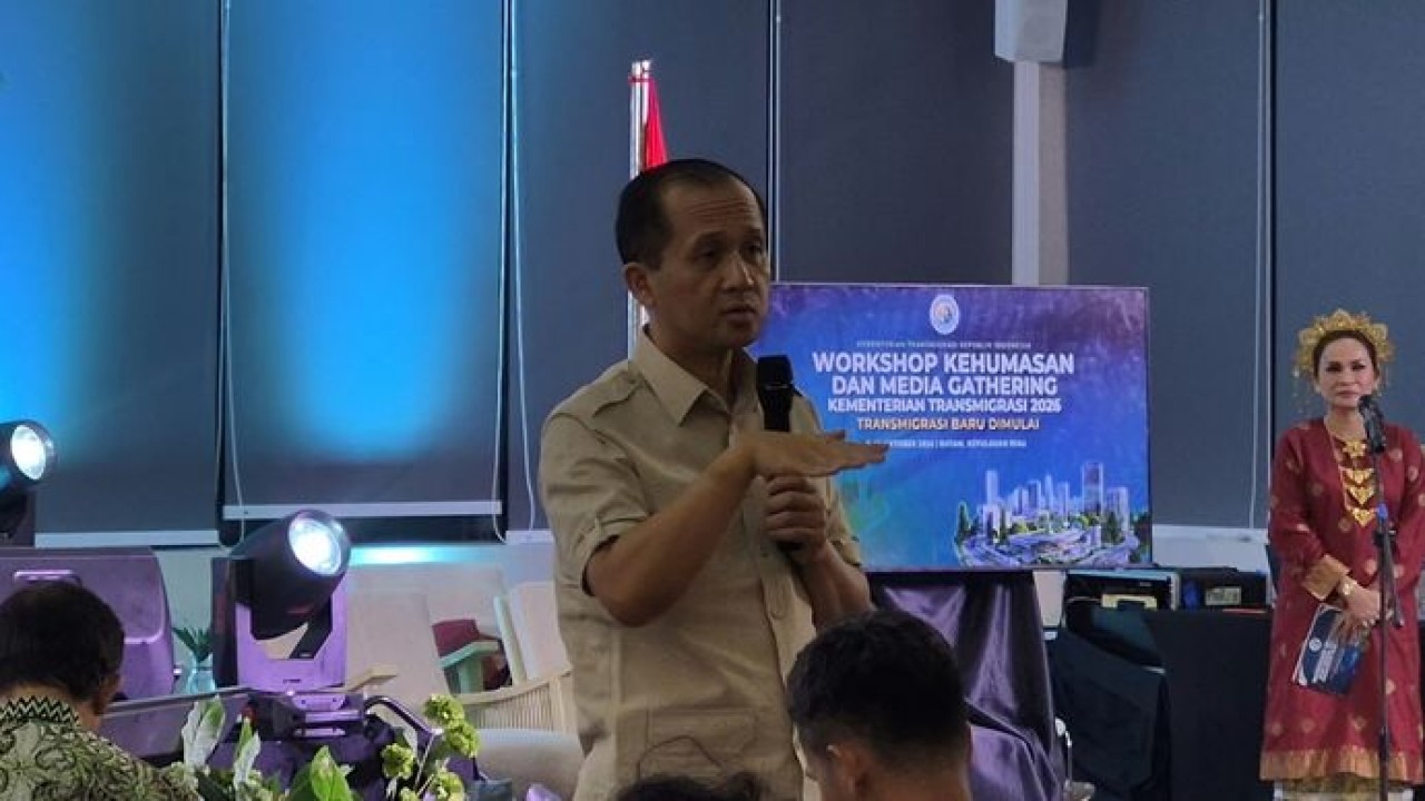 Menteri Transmigrasi Muhammad Iftitah Sulaiman Suryanagara menyampaikan pandangan dalam Rapat Kerja bersama Komite I DPD RI di Jakarta, Senin (5/10/2026). (Antara)