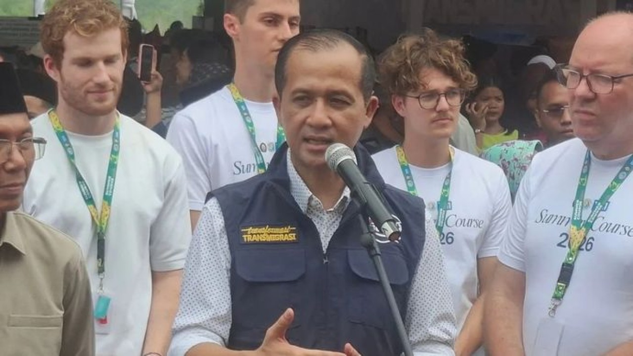 Menteri Transmigrasi Muhammad Iftitah Sulaiman Suryanagara (tengah) memberikan keterangan kepada wartawan seusai Festival Transmigrasi 2026 di Tanjung Banon, Pulau Rempang, Batam, Kepulauan Riau, Sabtu , 10 Oktober 2026. (Antara)